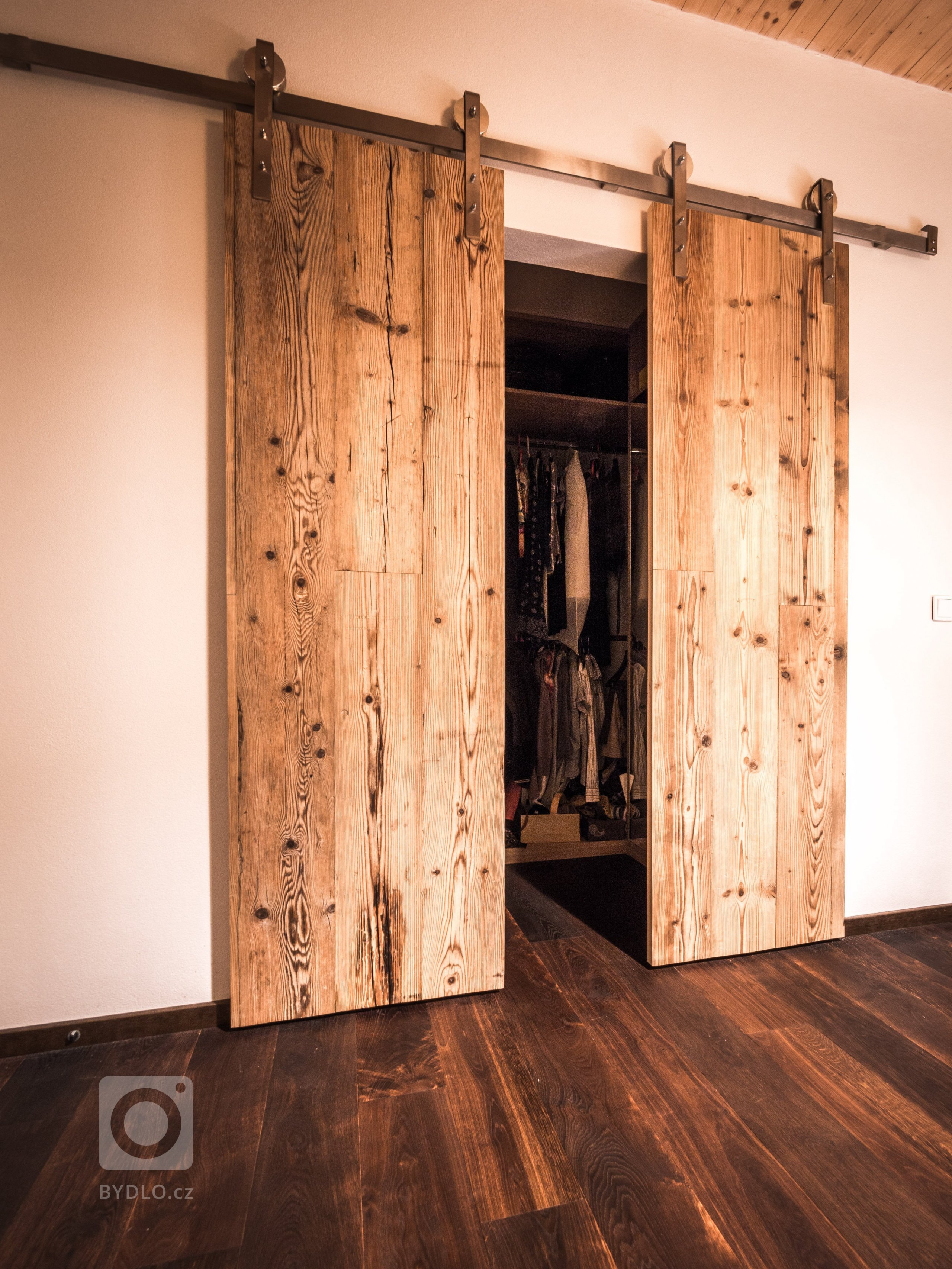 Nově postavený rodinný dům v obci Zdiby poblíž našeho hlavního města dostal díky koncepci veškerého vybavení do přírodních materiálů netradiční tvář. Byl to…