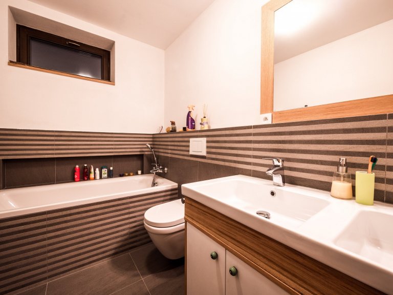 Nově postavený rodinný dům v obci Zdiby poblíž našeho hlavního města dostal díky koncepci veškerého vybavení do přírodních materiálů netradiční tvář. Byl to…