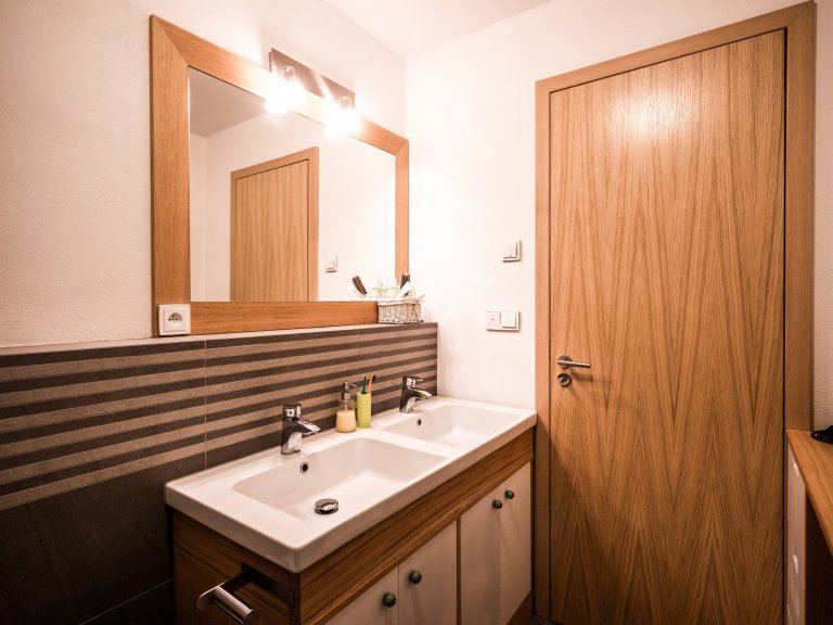 Nově postavený rodinný dům v obci Zdiby poblíž našeho hlavního města dostal díky koncepci veškerého vybavení do přírodních materiálů netradiční tvář. Byl to…