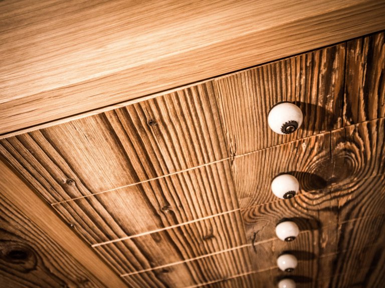 Nově postavený rodinný dům v obci Zdiby poblíž našeho hlavního města dostal díky koncepci veškerého vybavení do přírodních materiálů netradiční tvář. Byl to…