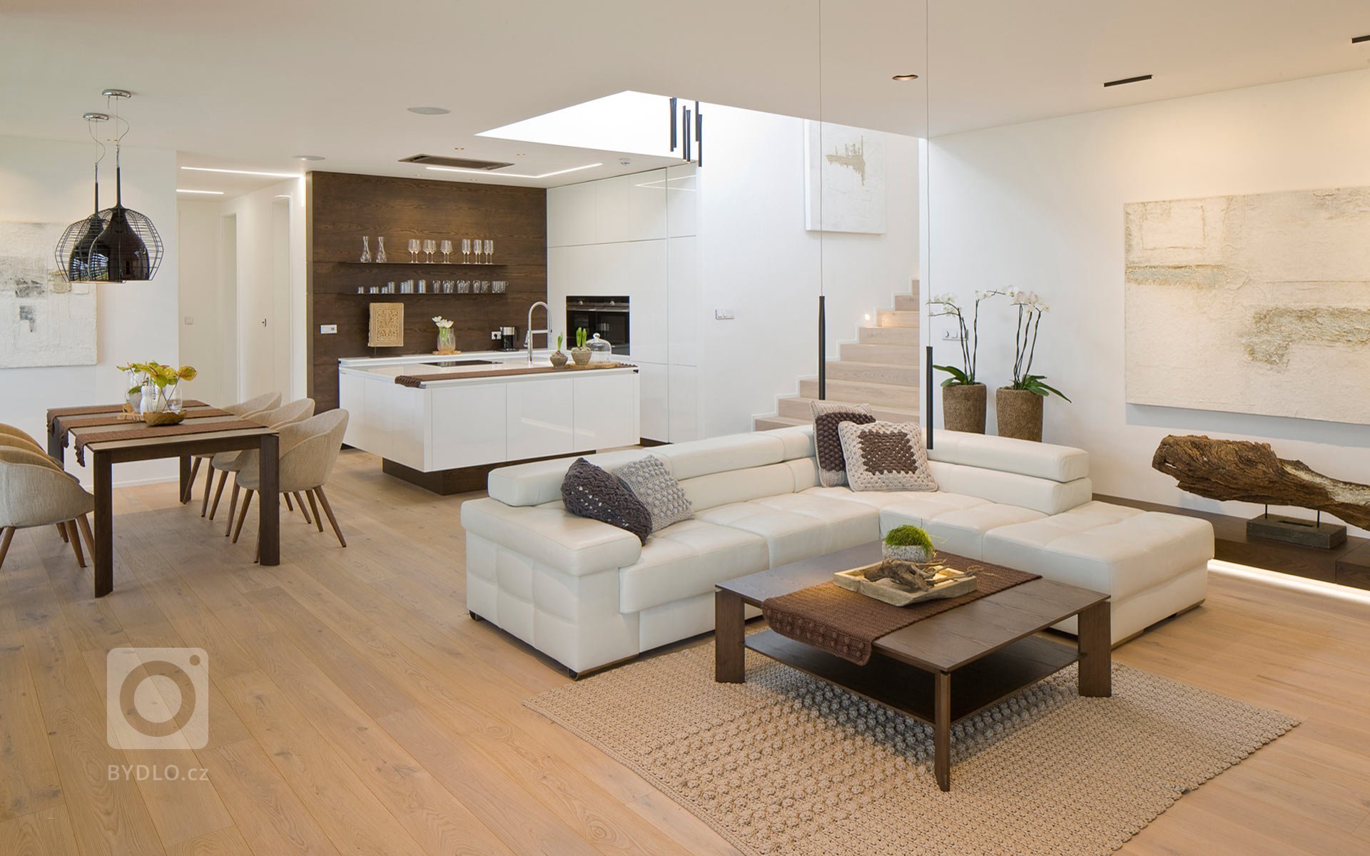 Moderní víceúrovňový dům s interiérovým nábytkem HANÁK na míru.&nbsp;Tento dům je zařízen zcela dle našeho Interior conceptu. Veškerý nábytek včetně dveří je…