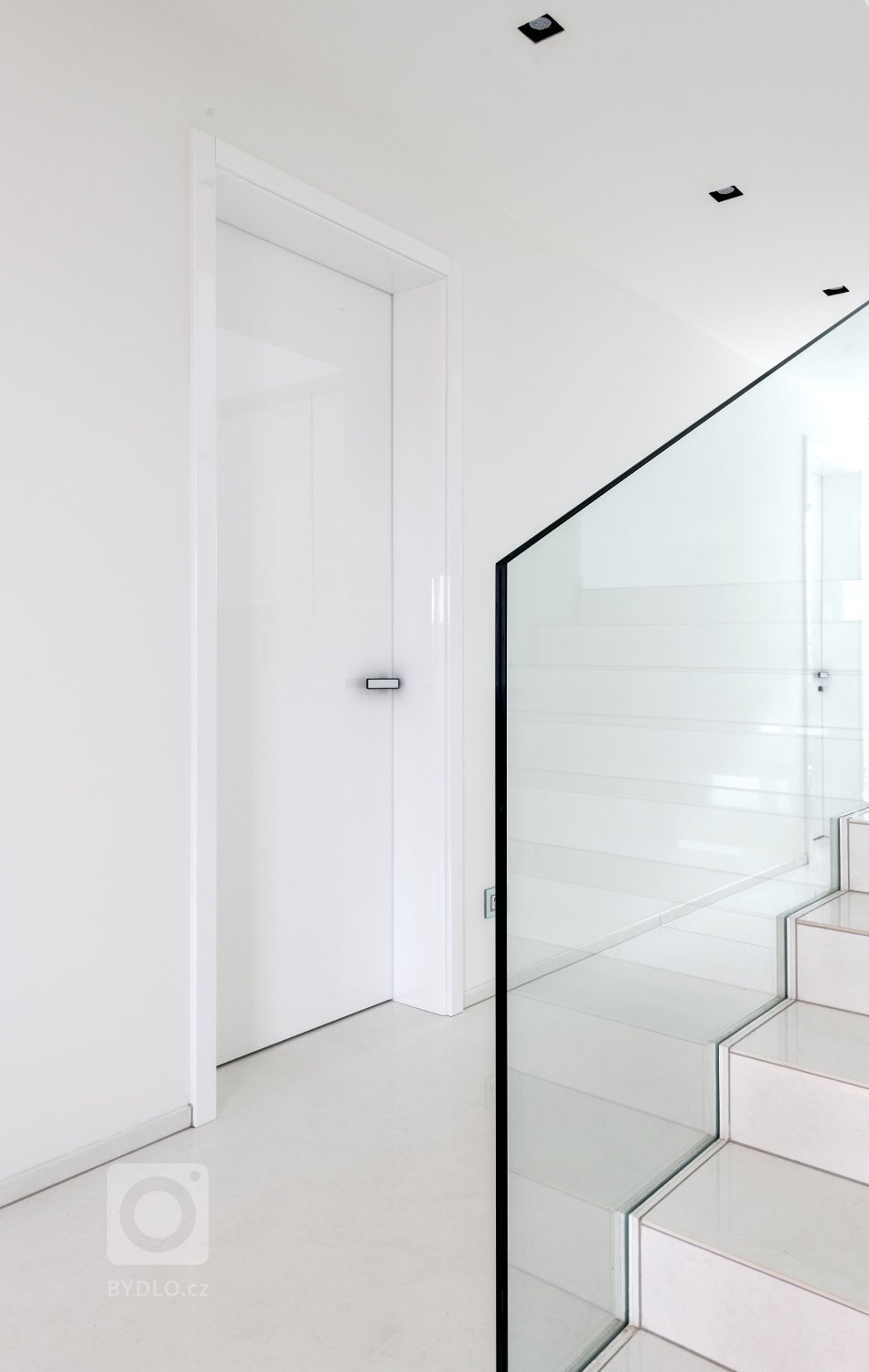 Ryze moderní interiér, který má osobité charisma.&nbsp;Pro tento interiér jsme kromě kuchyně a interiérových dveří dodali především větší nábytkové sestavy.…