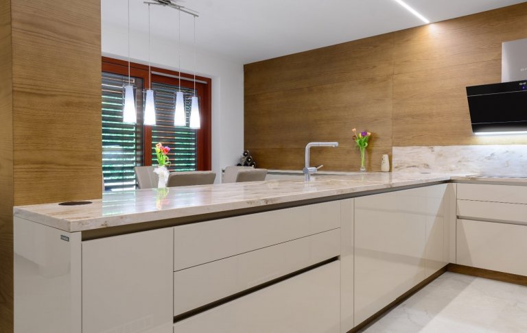 Představujeme citlivě sladěnou trojkombinaci materiálů. Tři dekory v nábytkové sestavě u našeho slovenského klienta. Pro sestavu vysokých technických skříní…