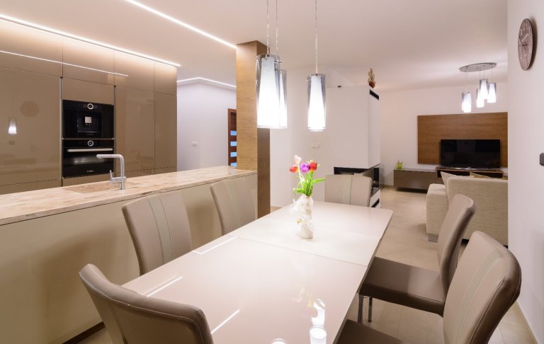 Představujeme citlivě sladěnou trojkombinaci materiálů. Tři dekory v nábytkové sestavě u našeho slovenského klienta. Pro sestavu vysokých technických skříní…