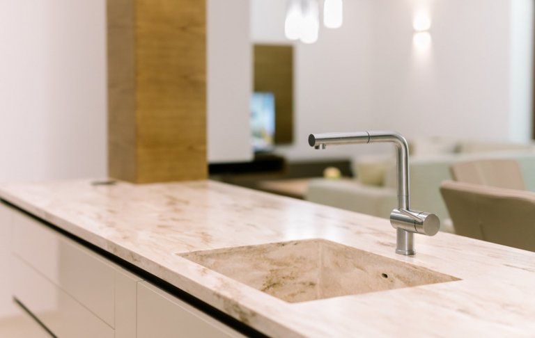 Představujeme citlivě sladěnou trojkombinaci materiálů. Tři dekory v nábytkové sestavě u našeho slovenského klienta. Pro sestavu vysokých technických skříní…