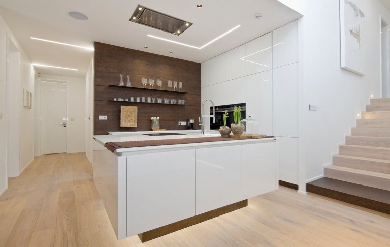 Moderní víceúrovňový dům s interiérovým nábytkem HANÁK na míru.&nbsp;Tento dům je zařízen zcela dle našeho Interior conceptu. Veškerý nábytek včetně dveří je…