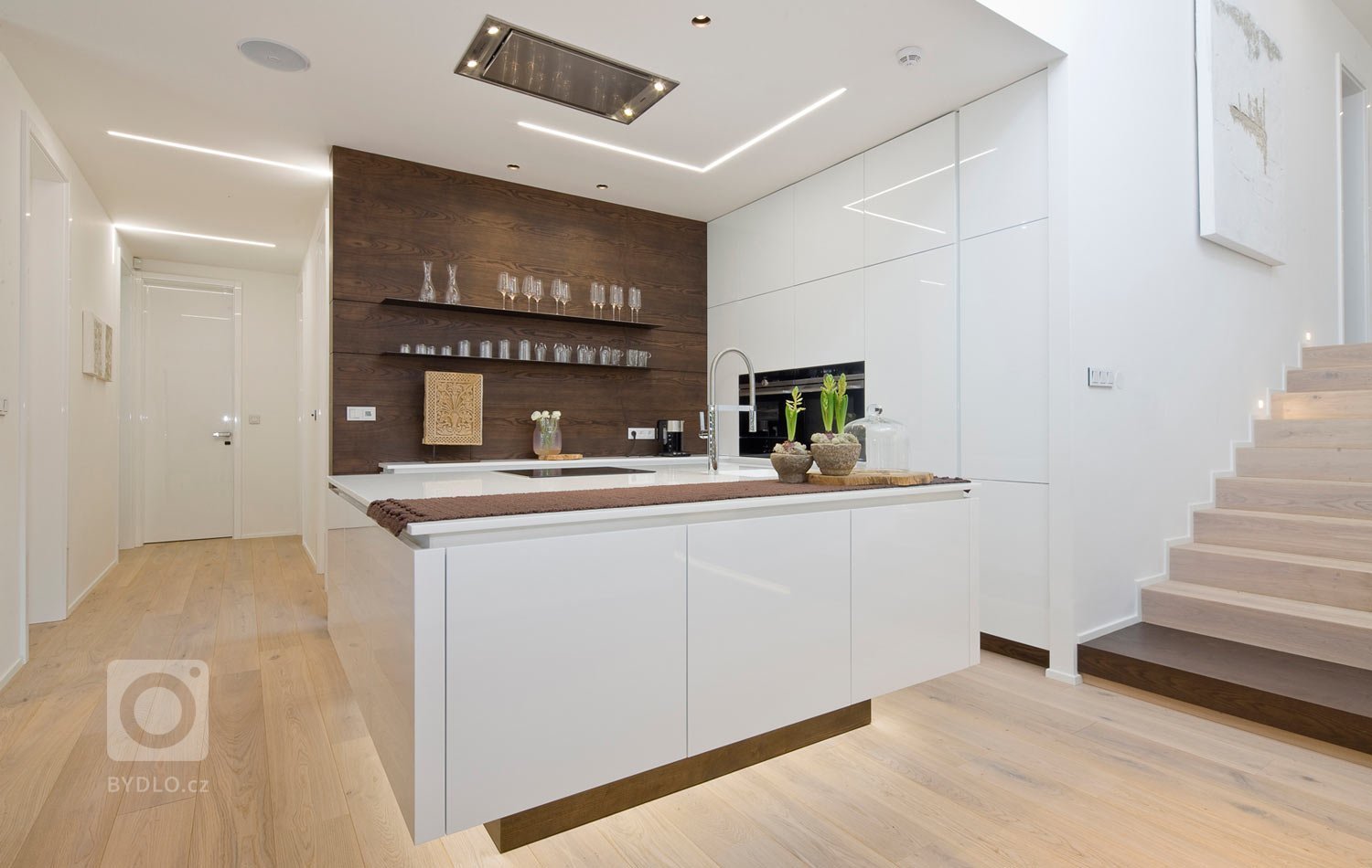 Moderní víceúrovňový dům s interiérovým nábytkem HANÁK na míru.&nbsp;Tento dům je zařízen zcela dle našeho Interior conceptu. Veškerý nábytek včetně dveří je…