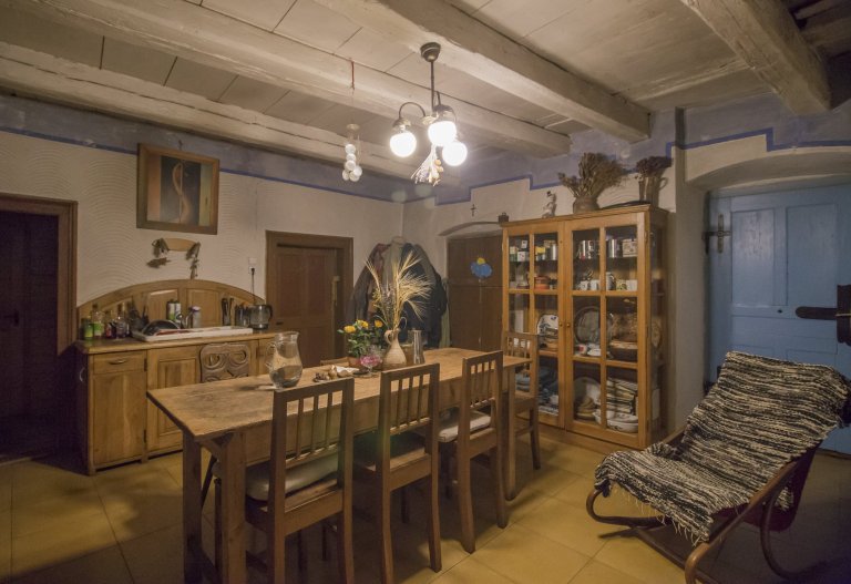 Rekonstrukce památky lidové architektury u Vyškova. Dům je postaven z nepálených cihel, omítnutý z exteriéru i interiéru hliněnou omítkua opatřený prodyšným…