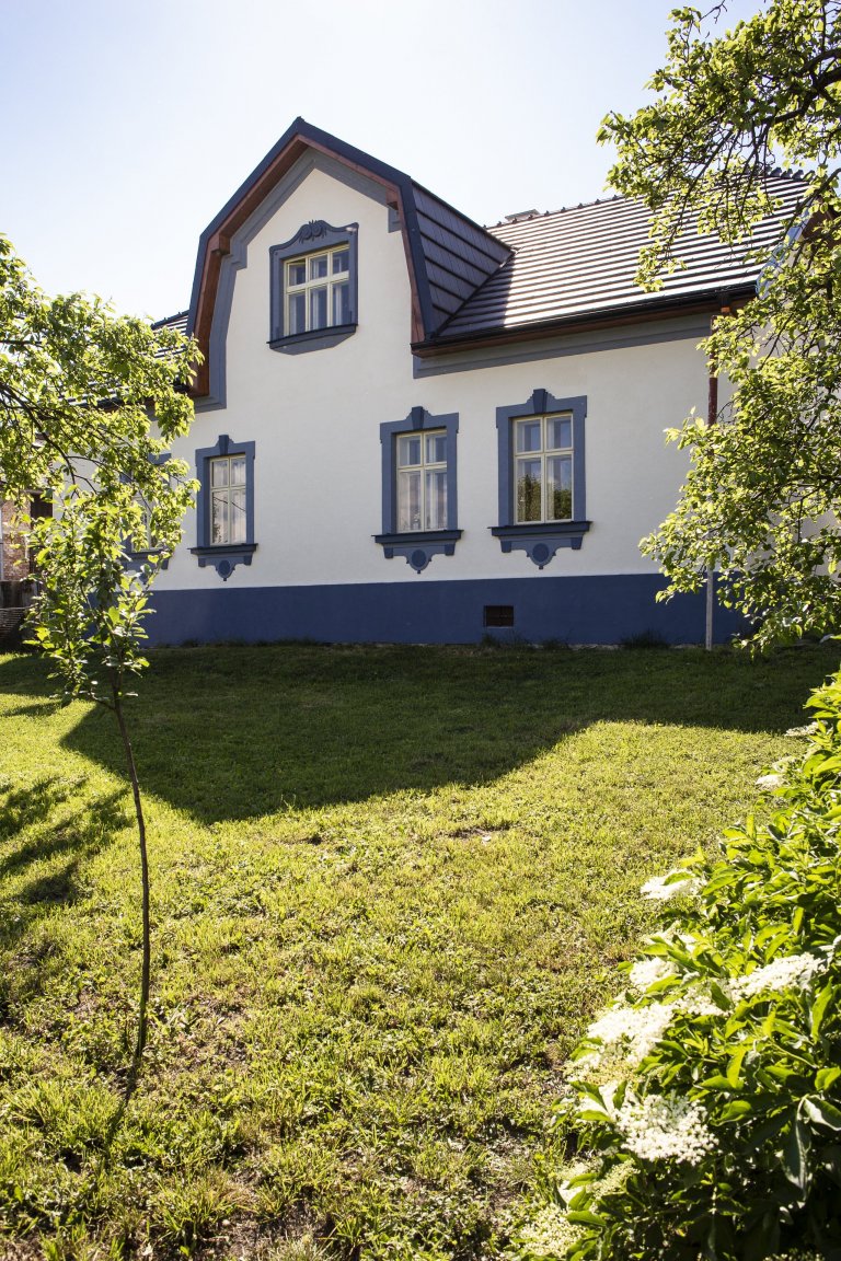 Rekonstrukci jsme prováděli v letech 2016-2017. Dispozice domu zachována. Ve všech místnostech použitá naše hliněná omítka. Přírodní nátěry na dřevo a zdi,…