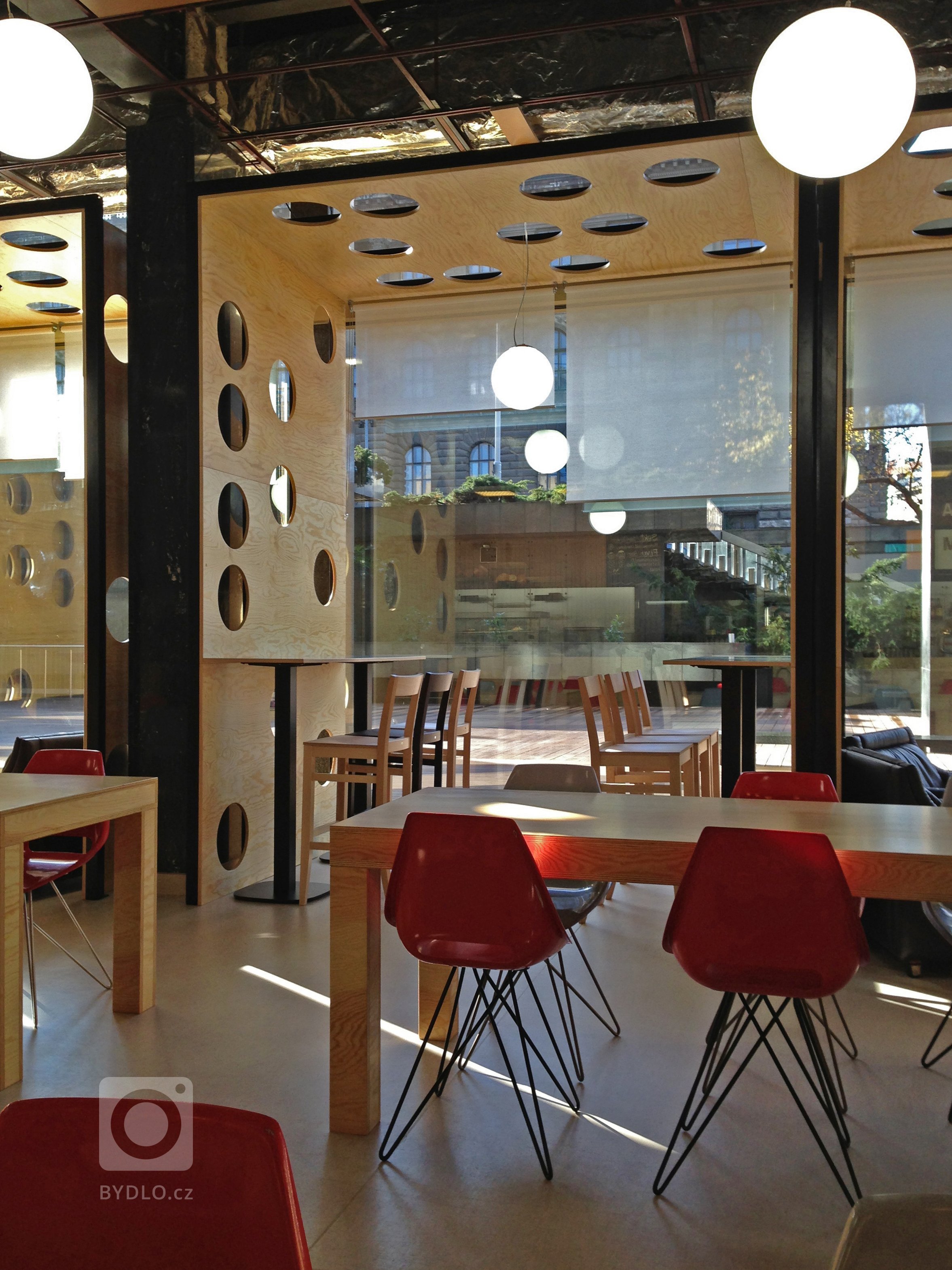 Realizace kavárny a kantýny v&nbsp;památkově chráněné stavbě bývalého sídla Pražské burzy a Federálního shromáždění. Dnes v&nbsp;nové budově Národního Muzea.…