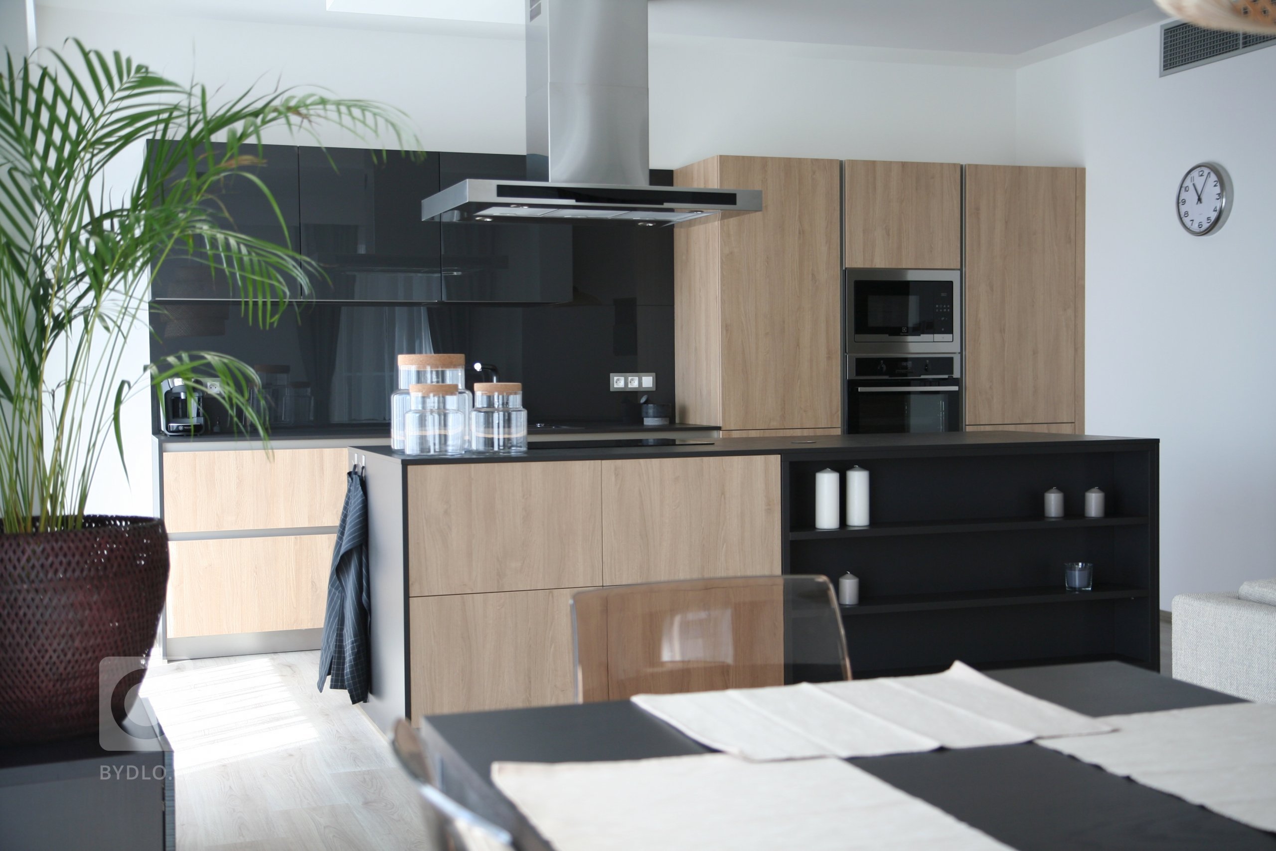 Další z našich realizací, tentokrát ve vzorovém bytě pražského developera. Imitace dubu v kombinaci s lakem Unigloss ve vysokém lesku. Kuchyň je vybavena…