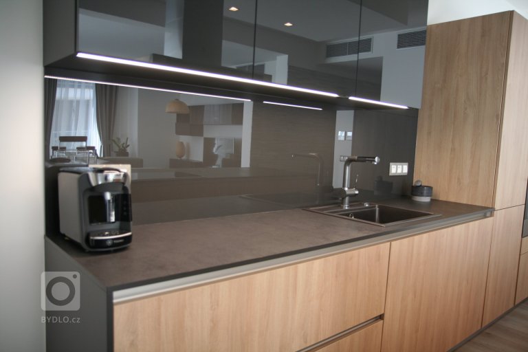 Další z našich realizací, tentokrát ve vzorovém bytě pražského developera. Imitace dubu v kombinaci s lakem Unigloss ve vysokém lesku. Kuchyň je vybavena…