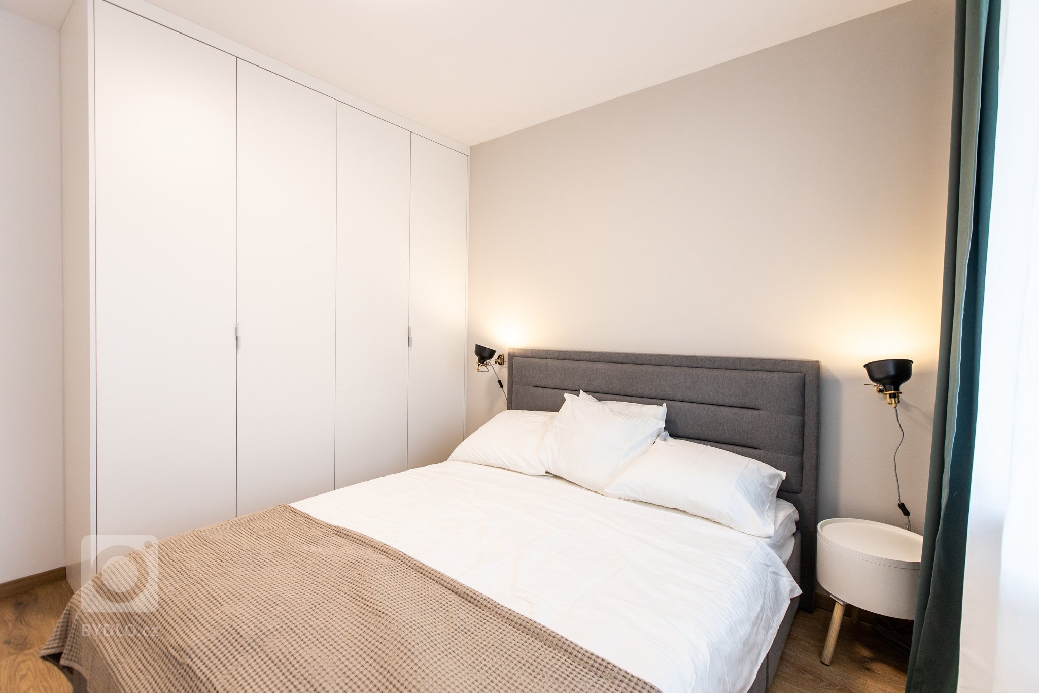 Krásne minimalisticky zariadený byt v Urban Residence, ktorého dominantou je modrá rohová sedačka. Kuchynská linka je krásne ladená v tónoch ceého bytu, aby…