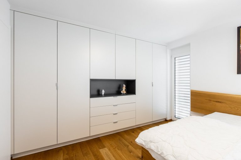 Použité materiály

Horné skrinky: Dub zlatý
Dolné skrinky: Biely akryl vo vysokom lesku
Vysoké skrinky: Biely akryl vo vysokom lesku
Zástena a pracovná…