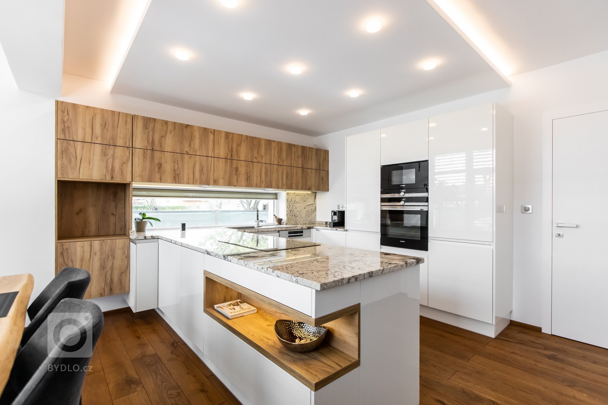 Použité materiály

Horné skrinky: Dub zlatý
Dolné skrinky: Biely akryl vo vysokom lesku
Vysoké skrinky: Biely akryl vo vysokom lesku
Zástena a pracovná…
