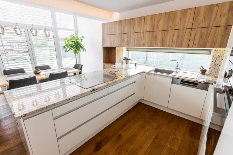 Použité materiály

Horné skrinky: Dub zlatý
Dolné skrinky: Biely akryl vo vysokom lesku
Vysoké skrinky: Biely akryl vo vysokom lesku
Zástena a pracovná…
