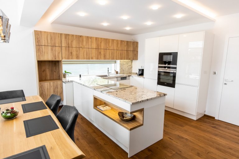 Použité materiály

Horné skrinky: Dub zlatý
Dolné skrinky: Biely akryl vo vysokom lesku
Vysoké skrinky: Biely akryl vo vysokom lesku
Zástena a pracovná…