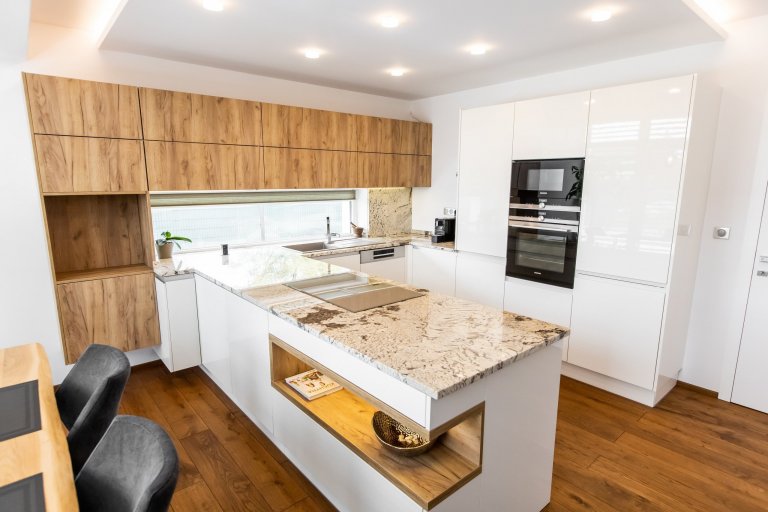 Použité materiály

Horné skrinky: Dub zlatý
Dolné skrinky: Biely akryl vo vysokom lesku
Vysoké skrinky: Biely akryl vo vysokom lesku
Zástena a pracovná…