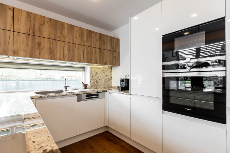 Použité materiály

Horné skrinky: Dub zlatý
Dolné skrinky: Biely akryl vo vysokom lesku
Vysoké skrinky: Biely akryl vo vysokom lesku
Zástena a pracovná…
