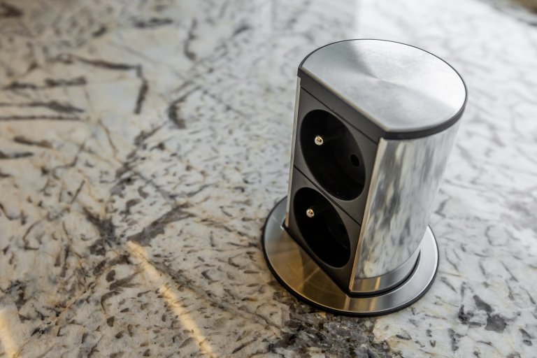 Použité materiály

Horné skrinky: Dub zlatý
Dolné skrinky: Biely akryl vo vysokom lesku
Vysoké skrinky: Biely akryl vo vysokom lesku
Zástena a pracovná…