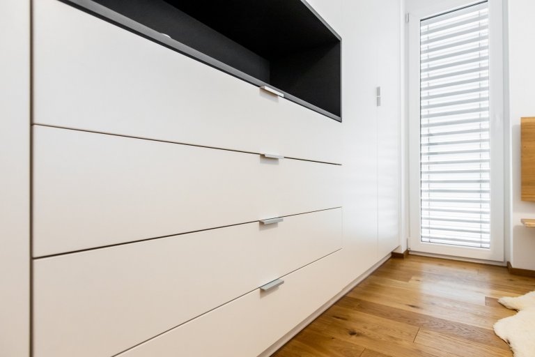 Použité materiály

Horné skrinky: Dub zlatý
Dolné skrinky: Biely akryl vo vysokom lesku
Vysoké skrinky: Biely akryl vo vysokom lesku
Zástena a pracovná…