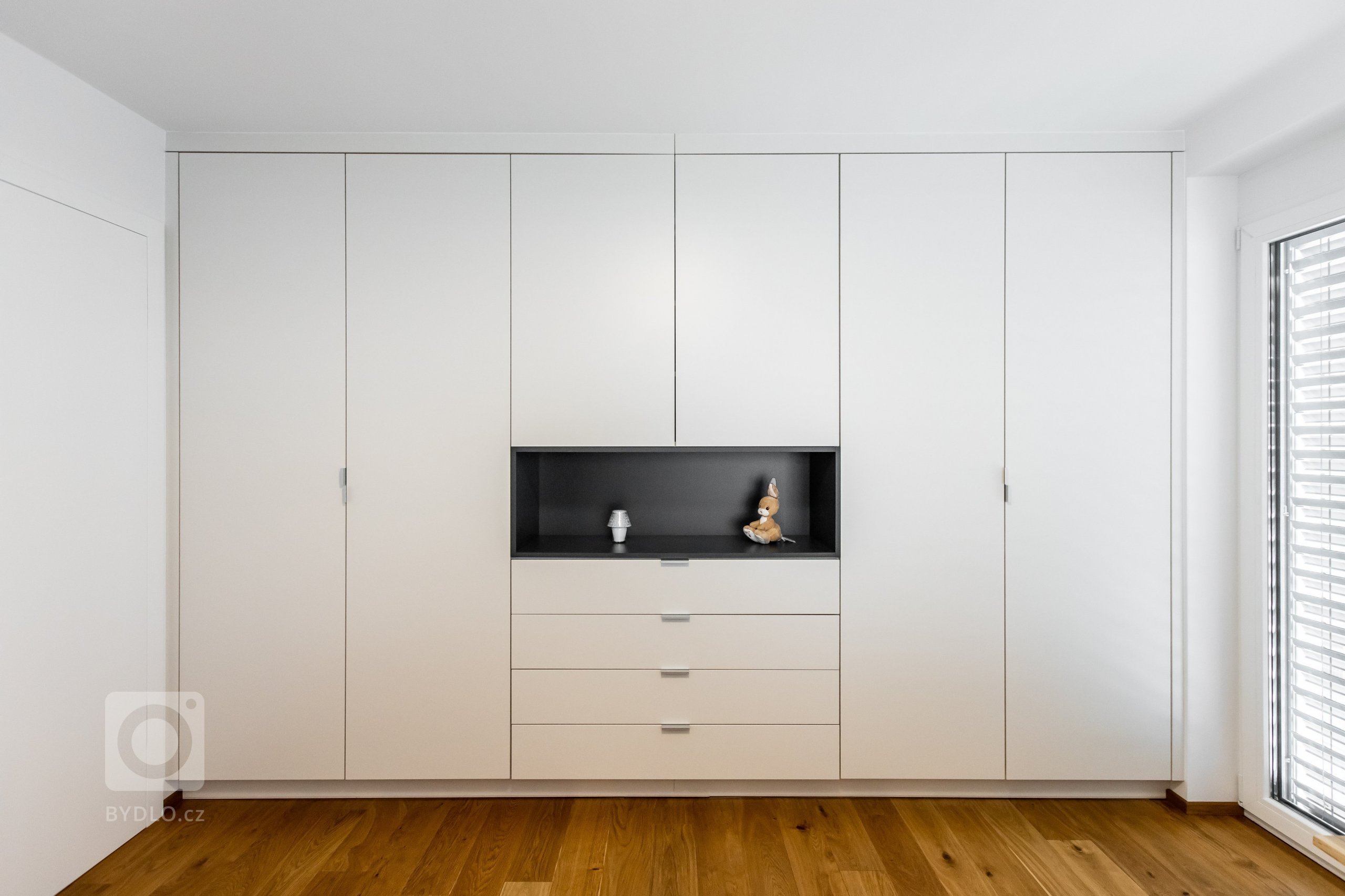 Použité materiály

Horné skrinky: Dub zlatý
Dolné skrinky: Biely akryl vo vysokom lesku
Vysoké skrinky: Biely akryl vo vysokom lesku
Zástena a pracovná…