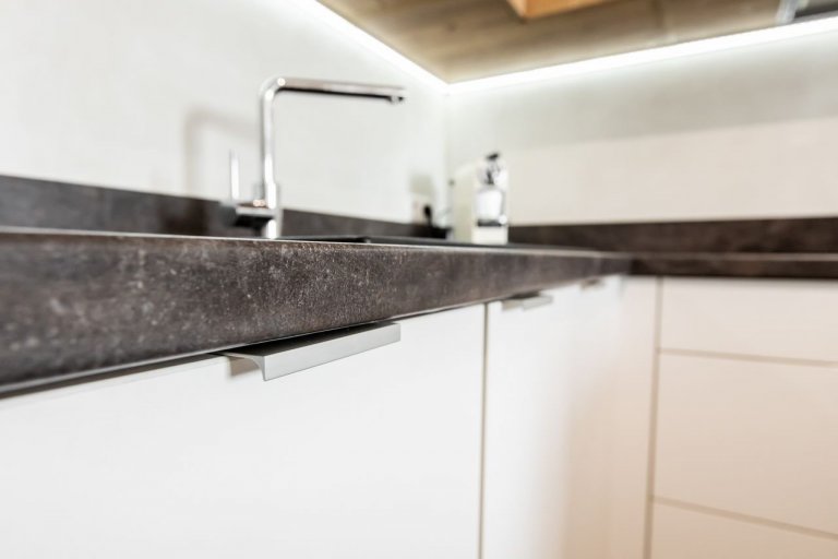 Použité materiály

Horné skrinky: Dub zlatý
Dolné skrinky: Biely perleťový mat
Vysoké skrinky: Biely perleťoý mat
Pracovná doska: Ateliér tmavý
Zástena:…