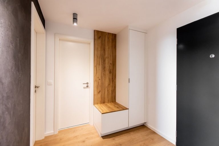 Použité materiály

Horné skrinky: Dub zlatý
Dolné skrinky: Biely perleťový mat
Vysoké skrinky: Biely perleťoý mat
Pracovná doska: Ateliér tmavý
Zástena:…