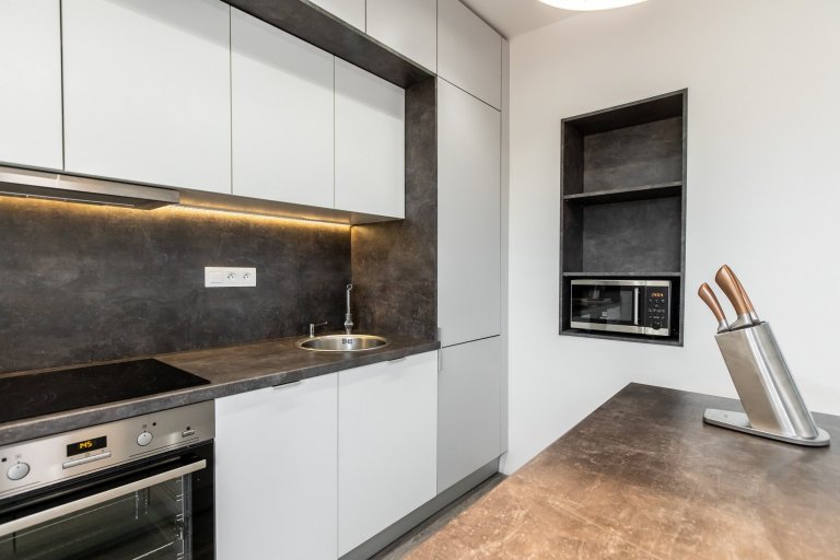 Použité materiály

Horné skrinky: Biely perleťový mat
Dolné skrinky:&nbsp;Biely perleťový mat
Vysoké skrinky: Biely perleťový mat
Pracovná doska: Ateliér…