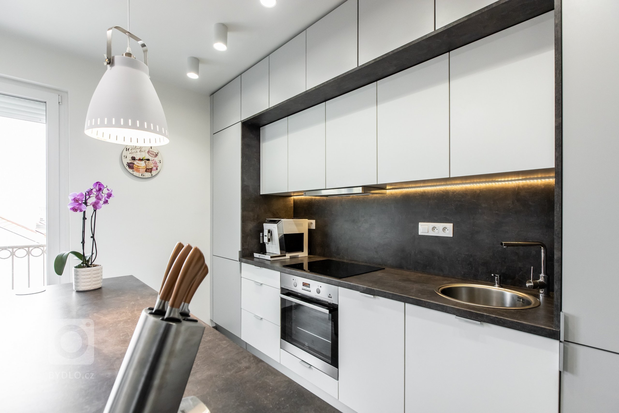Použité materiály

Horné skrinky: Biely perleťový mat
Dolné skrinky:&nbsp;Biely perleťový mat
Vysoké skrinky: Biely perleťový mat
Pracovná doska: Ateliér…
