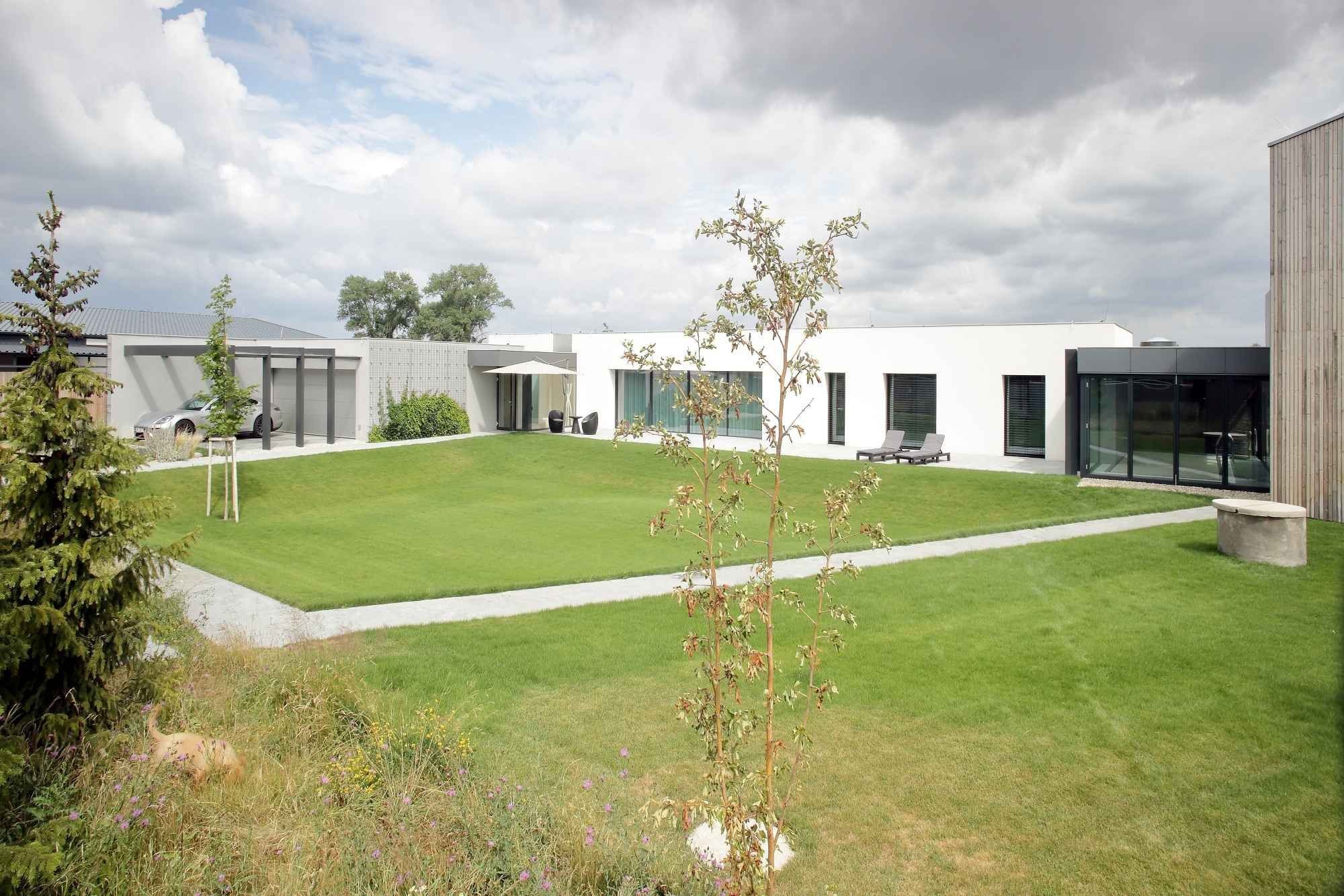 Dům je rozložen do několika jasně čitelných hmot. Otevírá se velkým prosklením na jih do zahrady. Jedná se o moderní architekturu, plně vybavenou současnými…