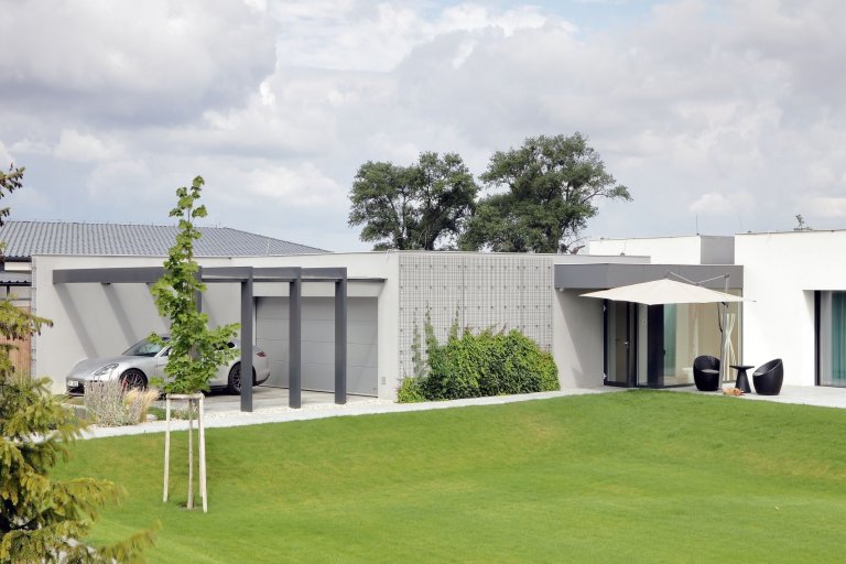 Dům je rozložen do několika jasně čitelných hmot. Otevírá se velkým prosklením na jih do zahrady. Jedná se o moderní architekturu, plně vybavenou současnými…