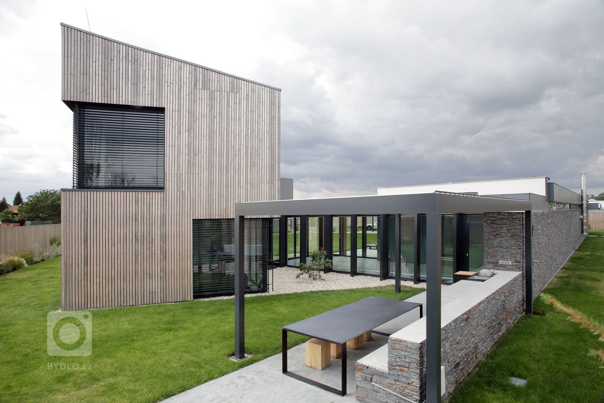 Dům je rozložen do několika jasně čitelných hmot. Otevírá se velkým prosklením na jih do zahrady. Jedná se o moderní architekturu, plně vybavenou současnými…