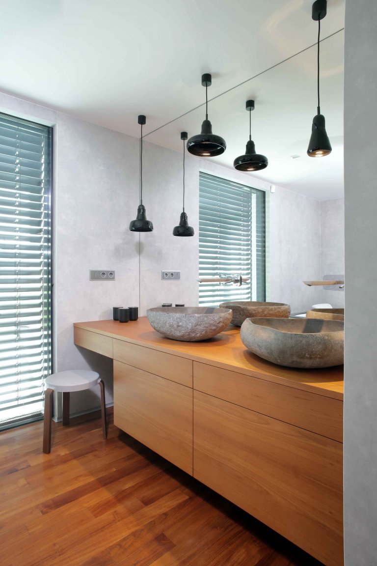 Dům je rozložen do několika jasně čitelných hmot. Otevírá se velkým prosklením na jih do zahrady. Jedná se o moderní architekturu, plně vybavenou současnými…