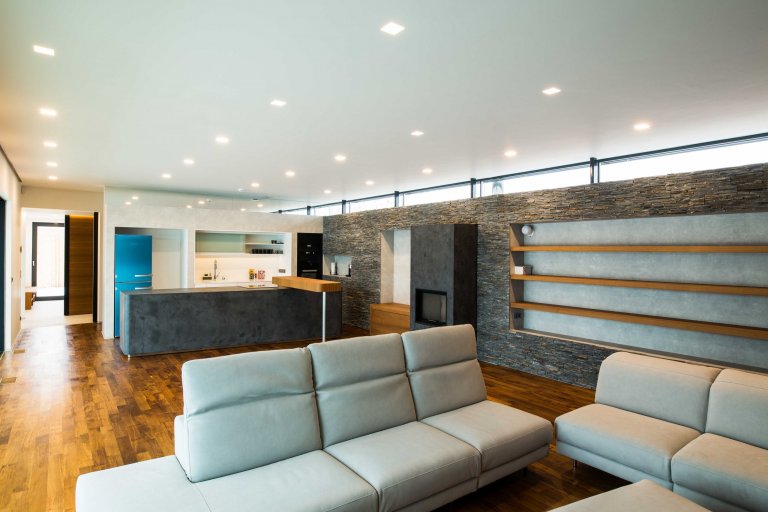 Dům je rozložen do několika jasně čitelných hmot. Otevírá se velkým prosklením na jih do zahrady. Jedná se o moderní architekturu, plně vybavenou současnými…