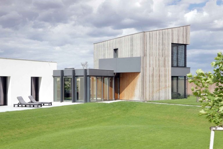 Dům je rozložen do několika jasně čitelných hmot. Otevírá se velkým prosklením na jih do zahrady. Jedná se o moderní architekturu, plně vybavenou současnými…