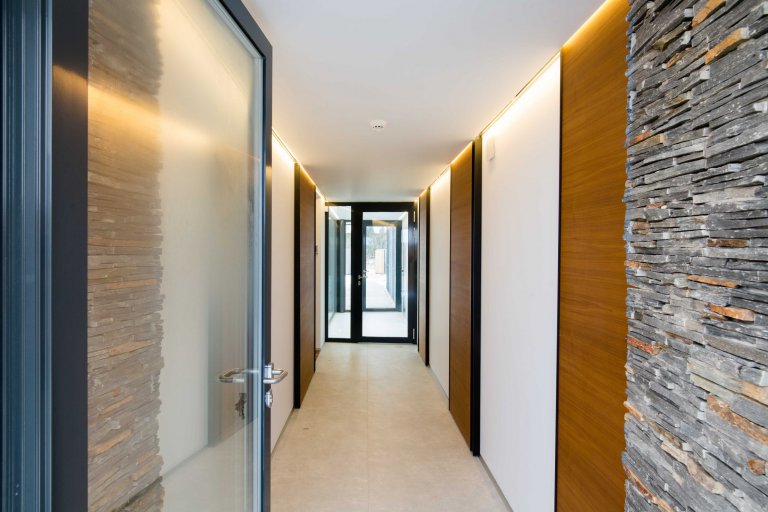 Dům je rozložen do několika jasně čitelných hmot. Otevírá se velkým prosklením na jih do zahrady. Jedná se o moderní architekturu, plně vybavenou současnými…