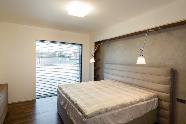 Dům je rozložen do několika jasně čitelných hmot. Otevírá se velkým prosklením na jih do zahrady. Jedná se o moderní architekturu, plně vybavenou současnými…