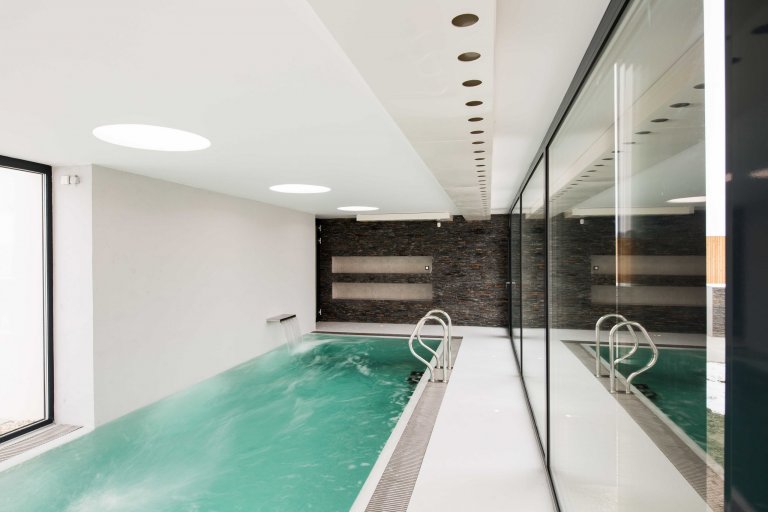 Dům je rozložen do několika jasně čitelných hmot. Otevírá se velkým prosklením na jih do zahrady. Jedná se o moderní architekturu, plně vybavenou současnými…