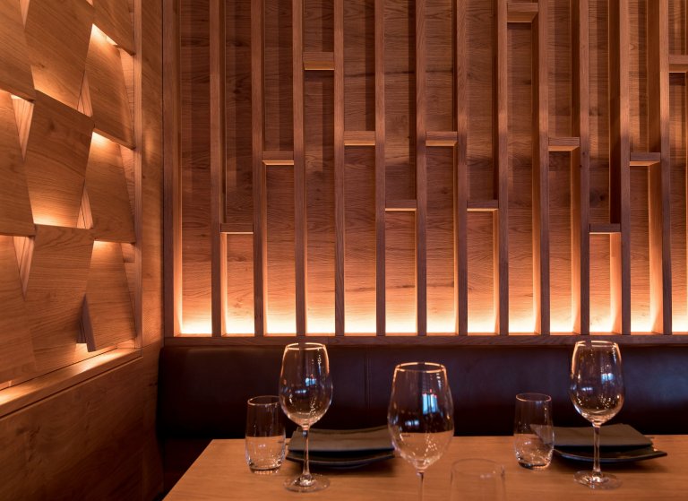 Restaurace Hinoki vítá návštěvníky příjemným moderním interiérem s&nbsp;důrazem na použití přírodních materiálů. Hlavní roli zde hraje světlo, které díky…