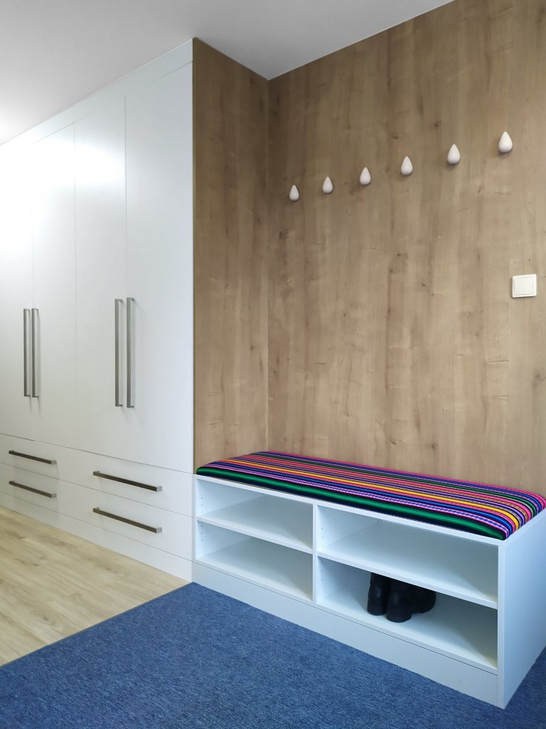 Rodinný dům je navržen jako jednoduchý bungalow. Obytná plocha 150 m2 je rozdělena mezi velkorysý obytný pokoj s&nbsp;kuchyní a menší ložnice. Orientace budovy…