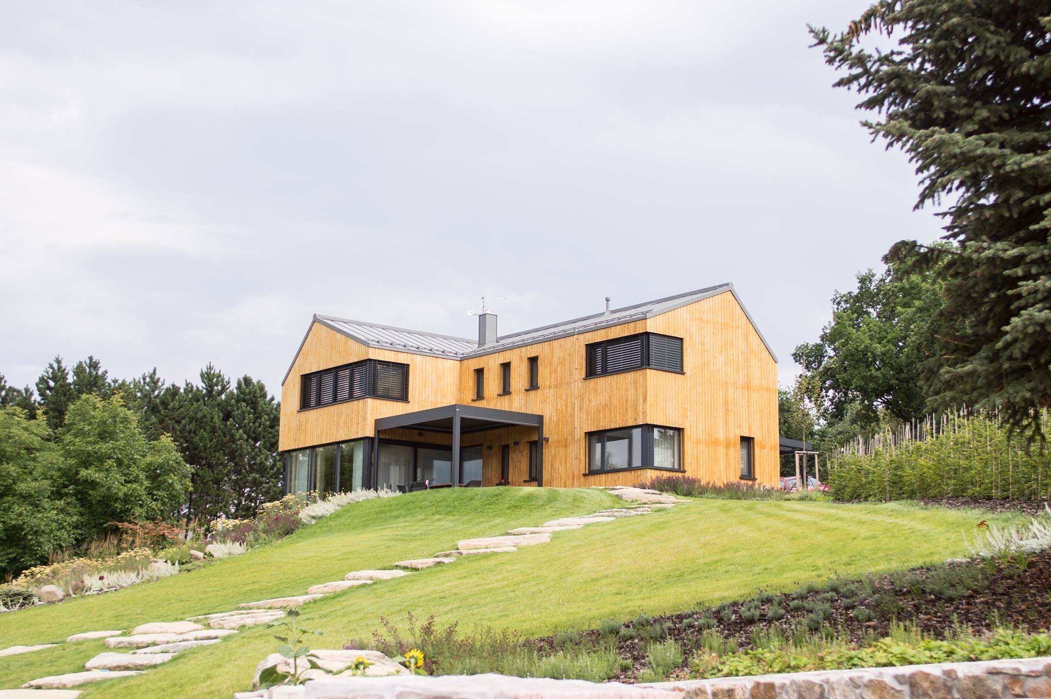 Hlavním požadavkem byl moderní dům, který reaguje na venkovský způsob života. Klíčovou roli sehrál požadavek, aby co nejvíce využil svažitosti terénu a…