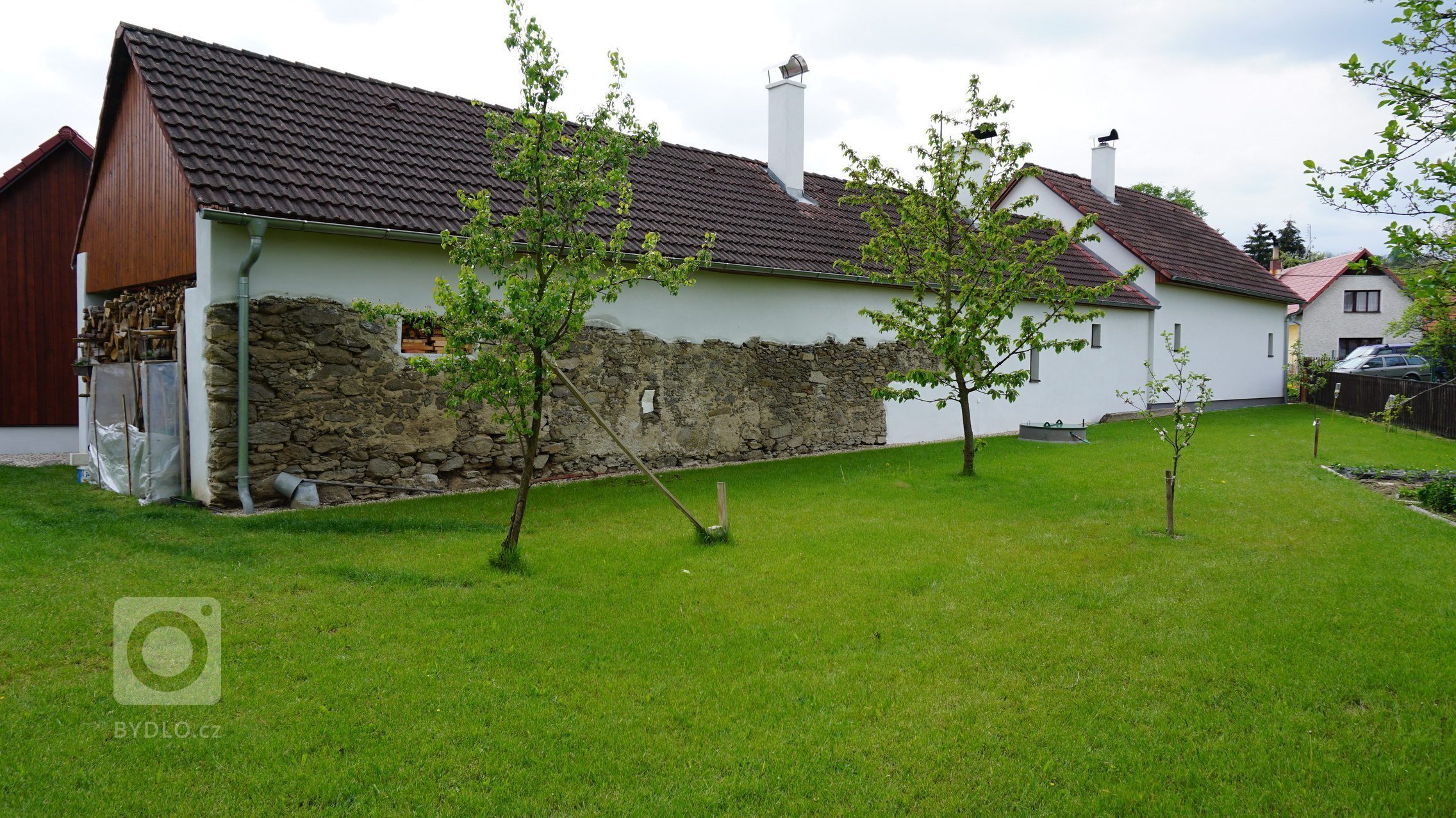 Stavební úpravy rodinného domu u Písku zahrnovaly v prvé řadě návrh v podobě architektonické studie, projektu, demoliční práce následované samotnou výstavbou.…