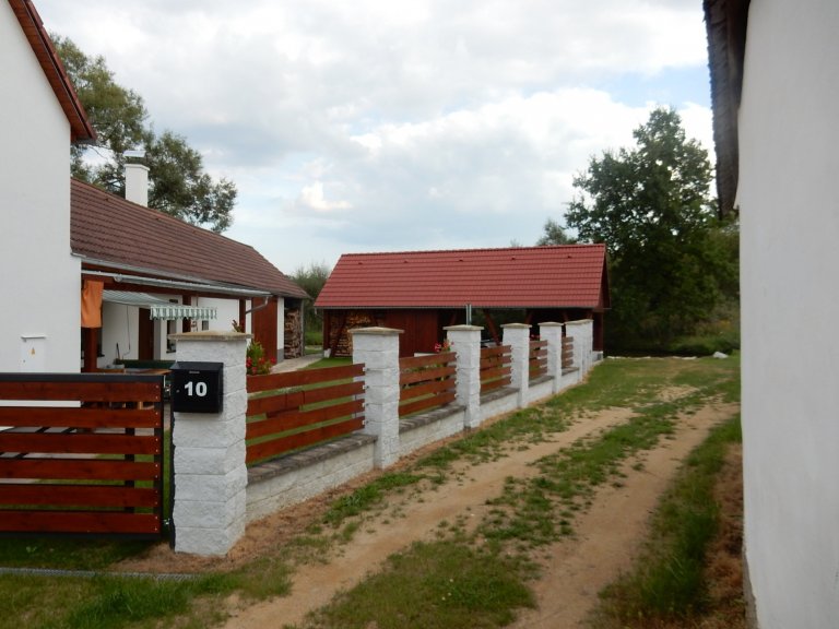 Stavební úpravy rodinného domu u Písku zahrnovaly v prvé řadě návrh v podobě architektonické studie, projektu, demoliční práce následované samotnou výstavbou.…