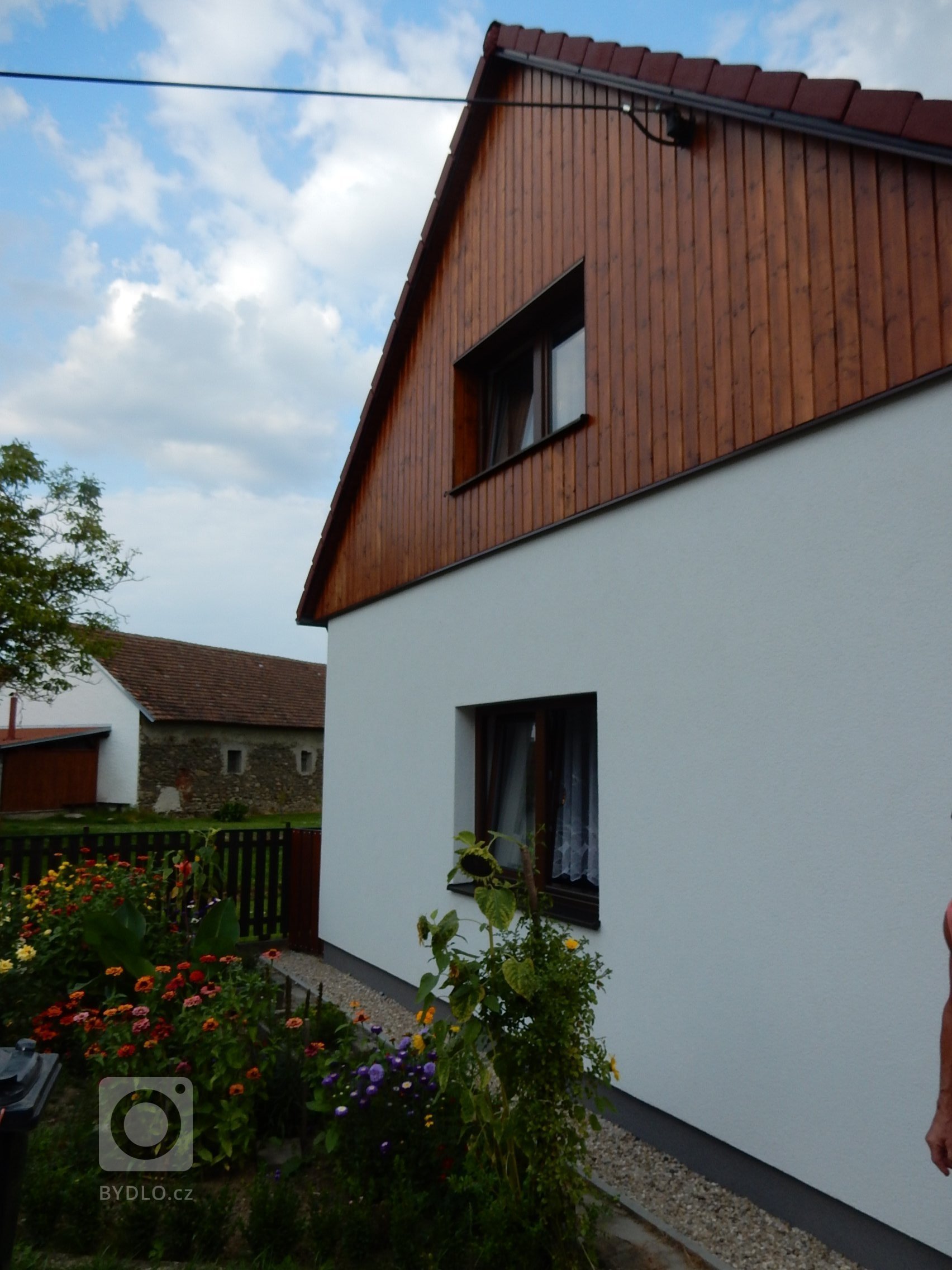 Stavební úpravy rodinného domu u Písku zahrnovaly v prvé řadě návrh v podobě architektonické studie, projektu, demoliční práce následované samotnou výstavbou.…