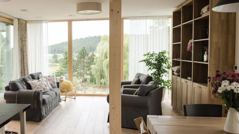 Hlavním požadavkem byl moderní dům, který reaguje na venkovský způsob života. Klíčovou roli sehrál požadavek, aby co nejvíce využil svažitosti terénu a…