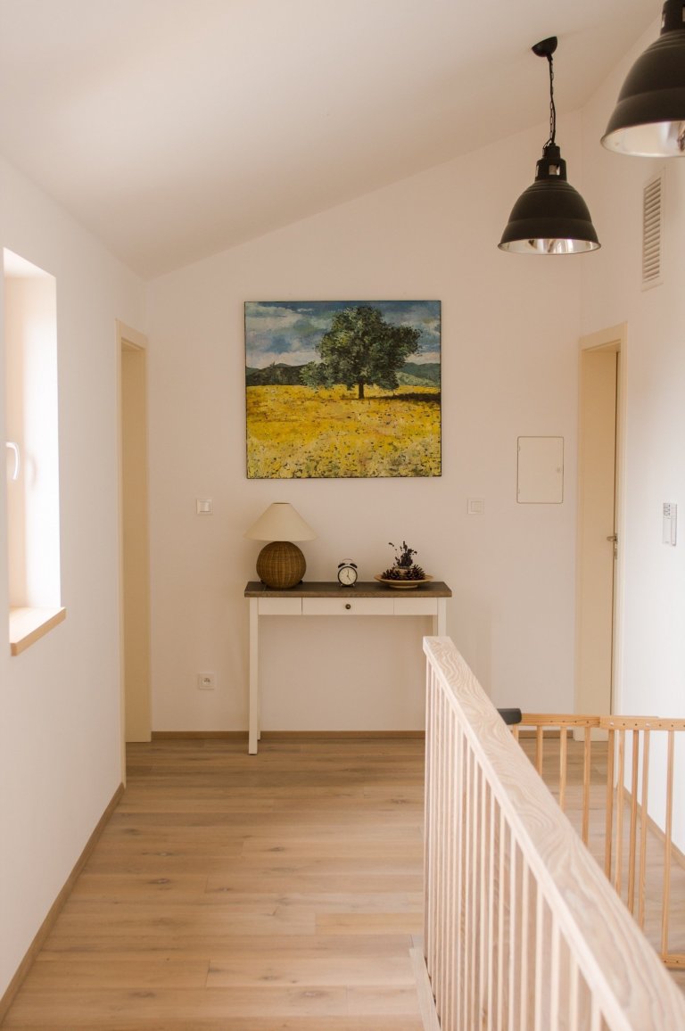 Hlavním požadavkem byl moderní dům, který reaguje na venkovský způsob života. Klíčovou roli sehrál požadavek, aby co nejvíce využil svažitosti terénu a…