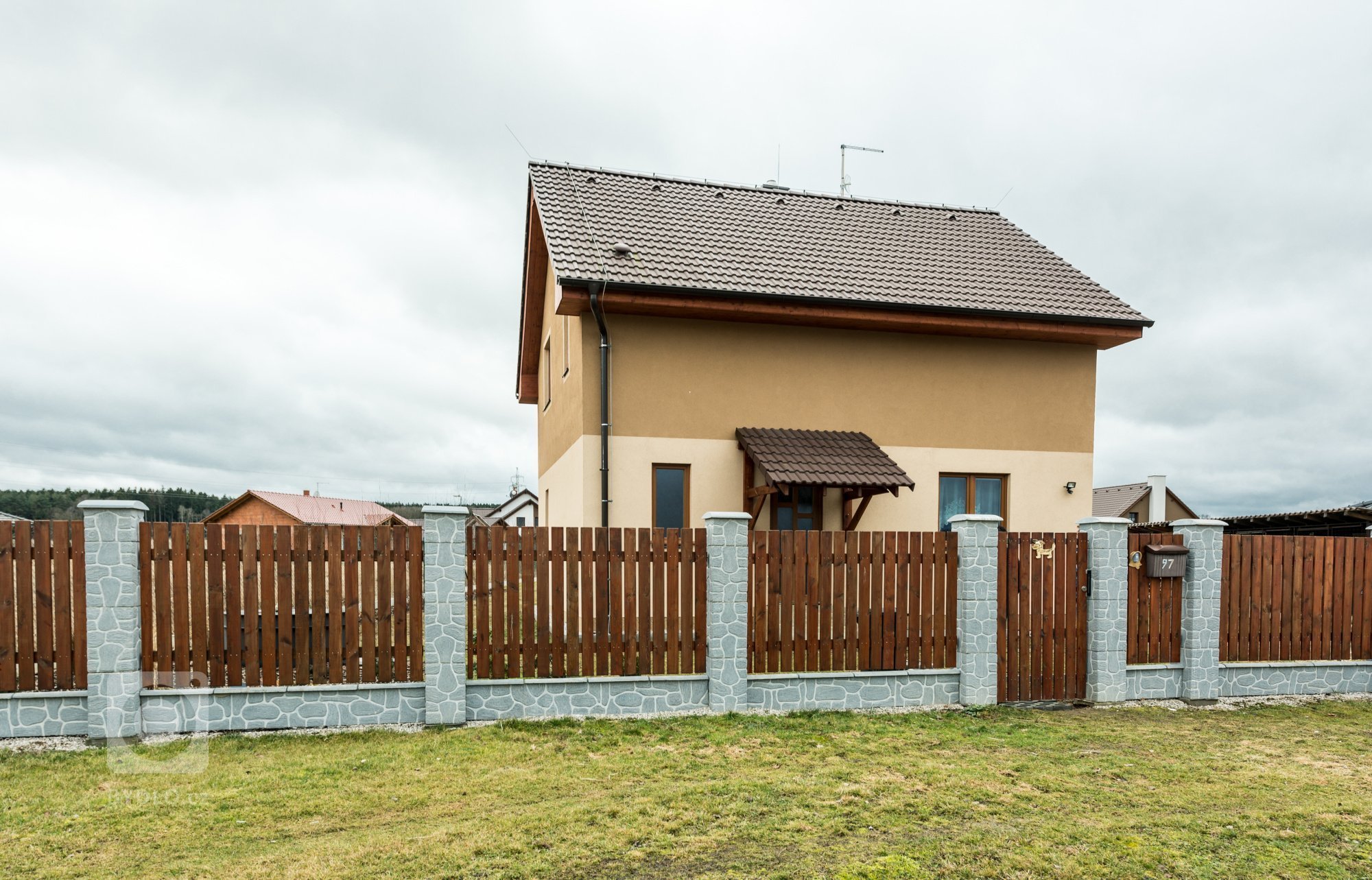 Rodinný dům &quot;U Hrubých&quot;


Dispozice: 5+kk
Zastavěná plocha (m2): 65.36
&nbsp;

domek s podkrovím
2x koupelna s toaletou
skladovací prostor…