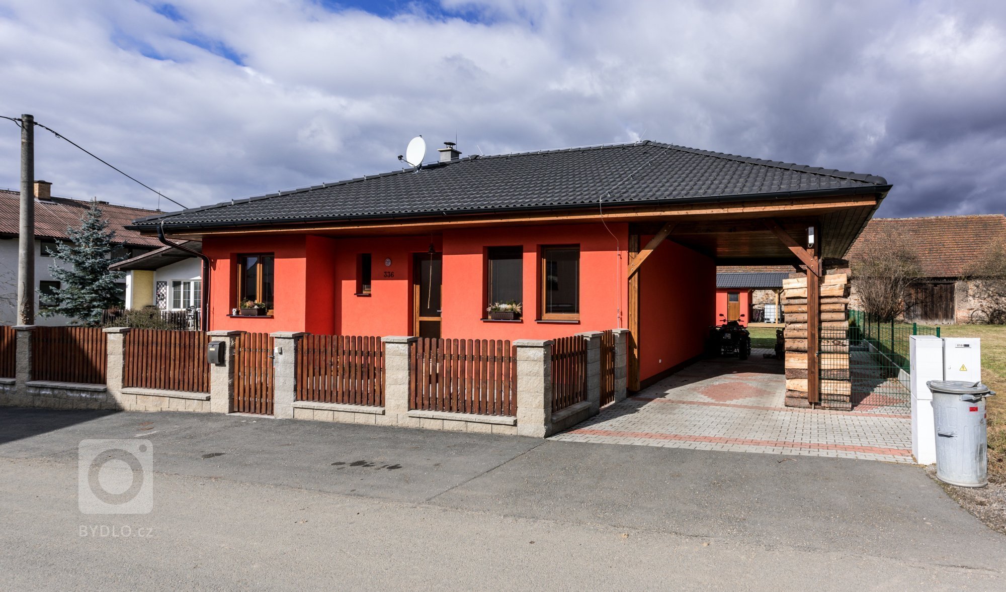 Rodinný dům "U Mošnů"

dispozice: 3+kk
Zastavěná plocha (m2): 80

bungalov:
1x koupelna
1x toaleta
zastřešené stání pro auta
