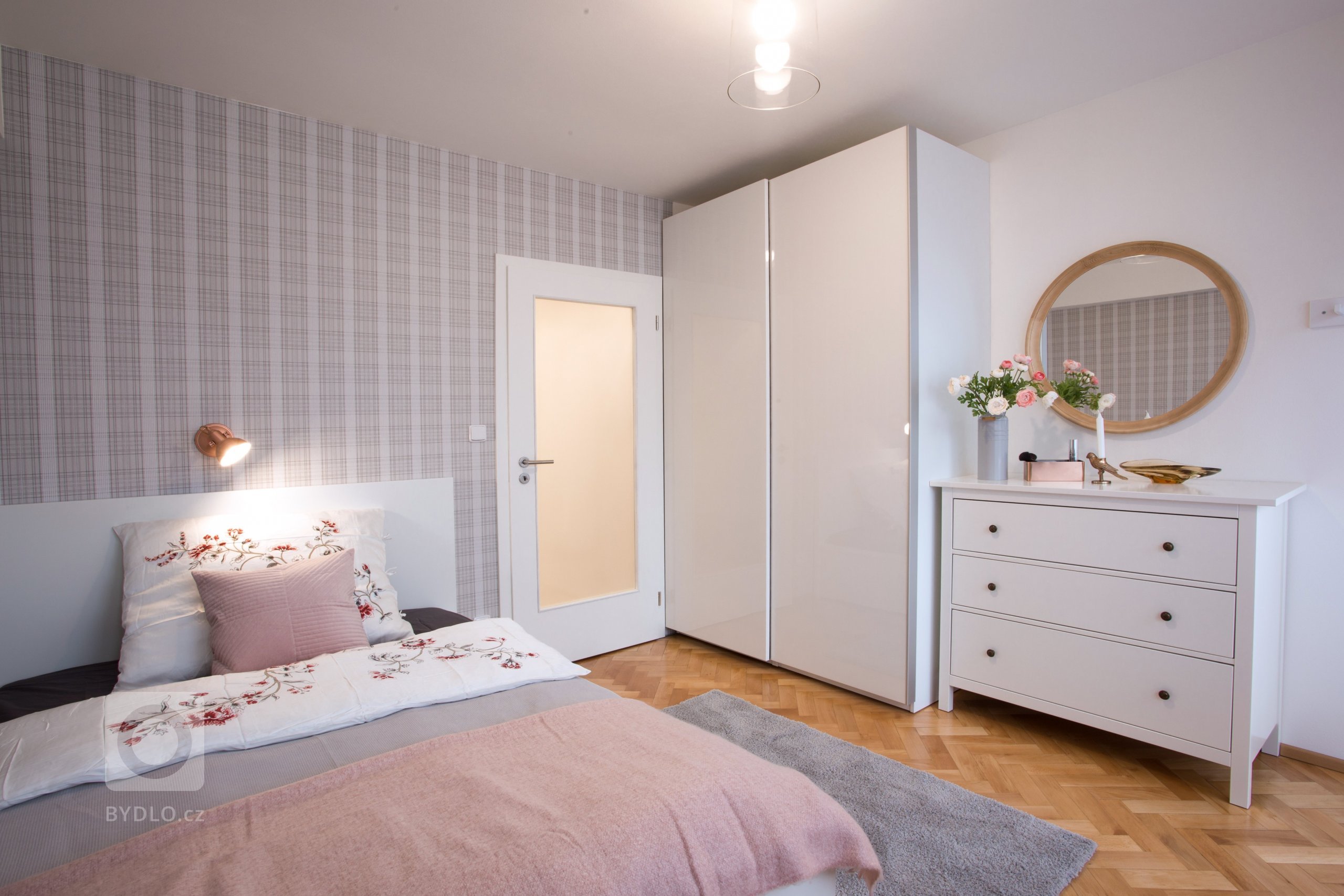 Byt o rozloze 55 m2 obývá žena středního věku. Dispoziční řešení bytu pro jednu osobu bylo vyhovující a proto se bourací práce odehrály pouze v koupelně, kde…